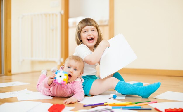 Deux enfants heureux à la maison