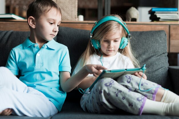 Deux enfants avec une tablette