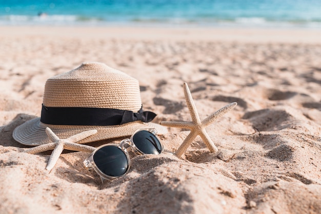 Deux étoiles de mer avec chapeau sur le sable