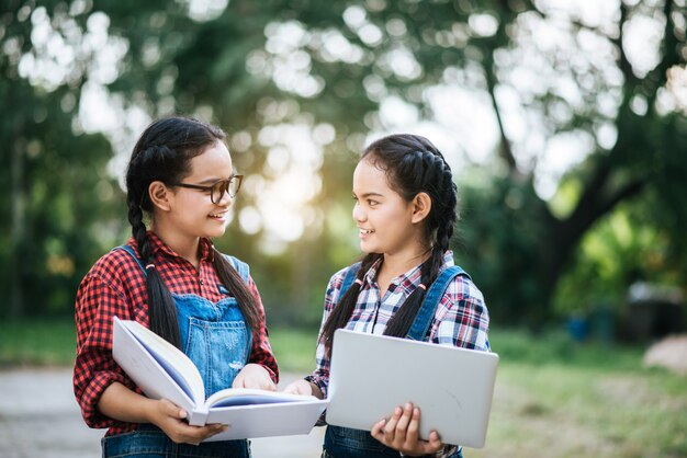 Deux étude fille parlant les uns aux autres dans le parc