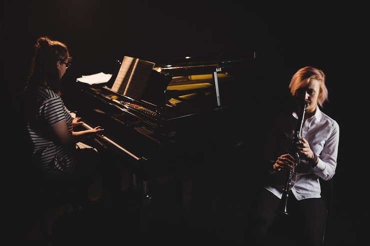 Photo gratuit deux étudiantes jouant de la clarinette et du piano