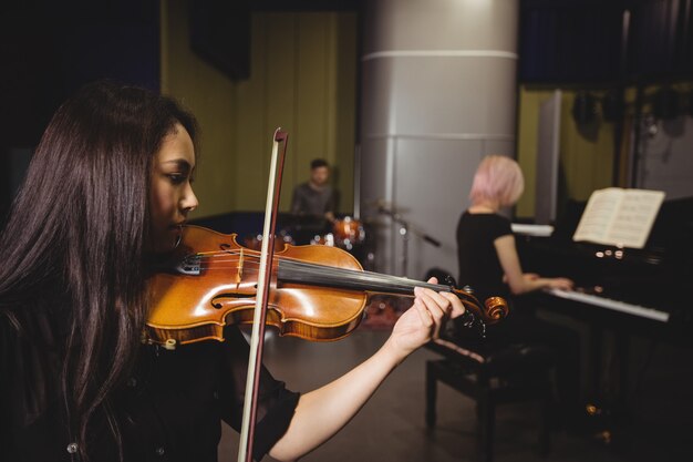 Deux étudiantes jouant du violon et du piano