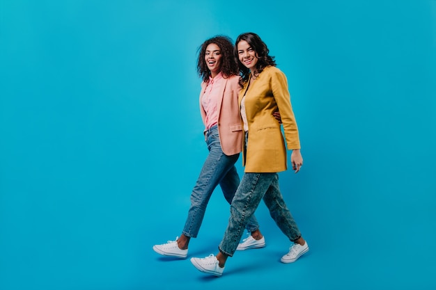 Deux femme brune marchant dans le studio