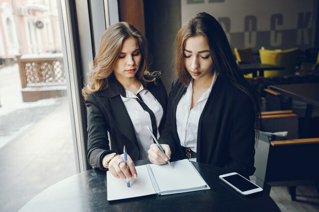 deux femmes d&#39;affaires dans un café