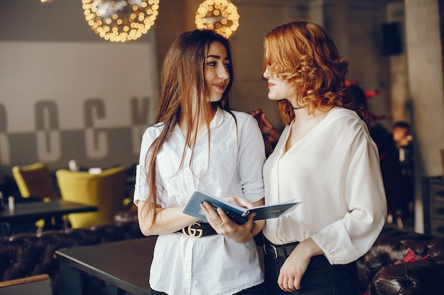 deux femmes d&#39;affaires dans un café