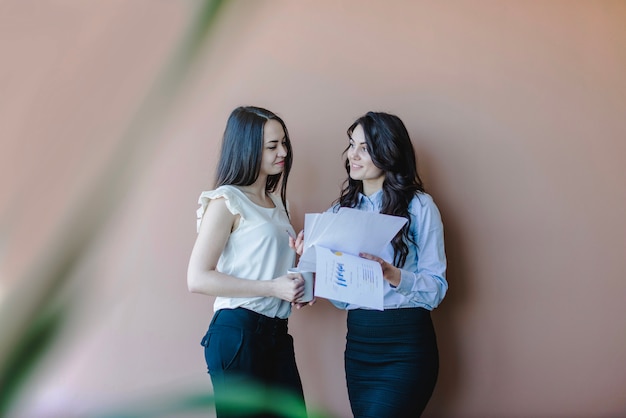 Photo gratuite deux femmes d'affaires parlantes