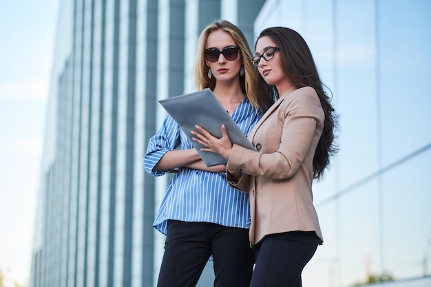 Deux femmes d'affaires prospères discutent de leur nouvelle startup.