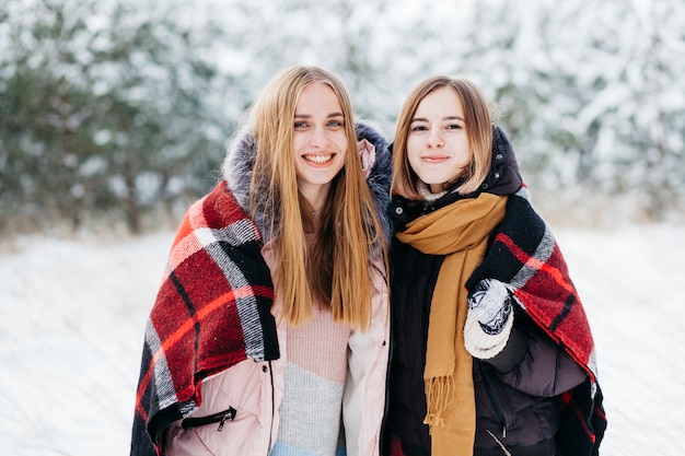 Deux femmes debout dans la forêt d&#39;hiver