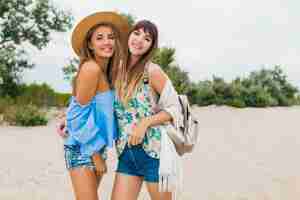 Photo gratuite deux femmes élégantes assez souriantes en vacances d'été, des amis voyagent ensemble, des vêtements de plage tendance style mode