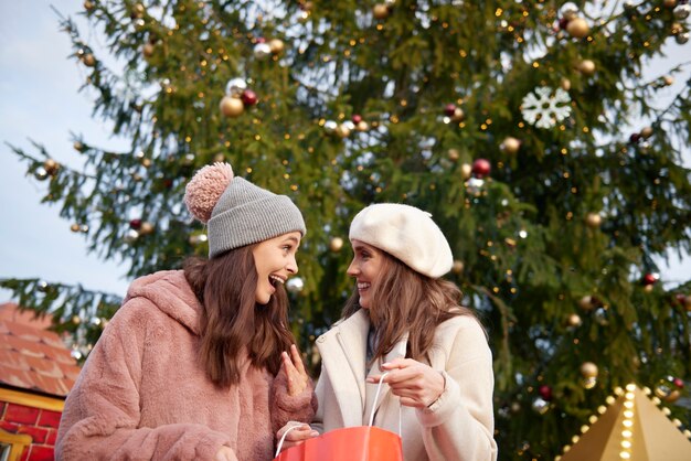 Deux femmes et énorme arbre de Noël