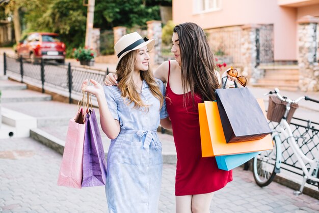 Deux femmes étreindre sur la rue