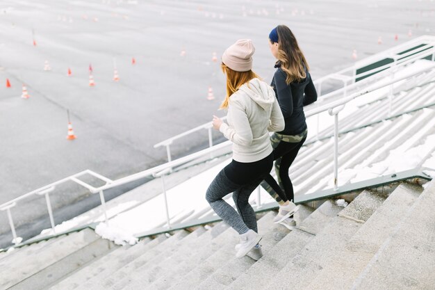 Deux femmes jogging sur l&#39;escalier en hiver