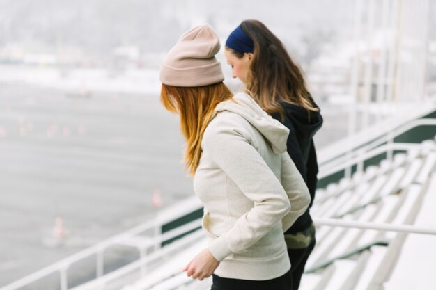 Deux femmes jogging sur le gradin en hiver