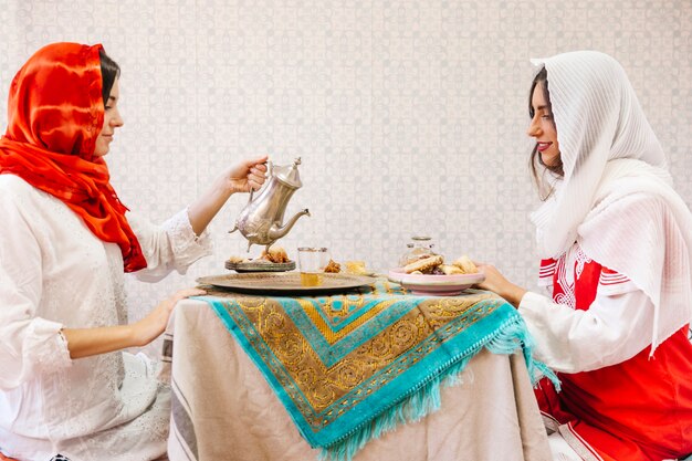 Deux femmes musulmanes assis à table