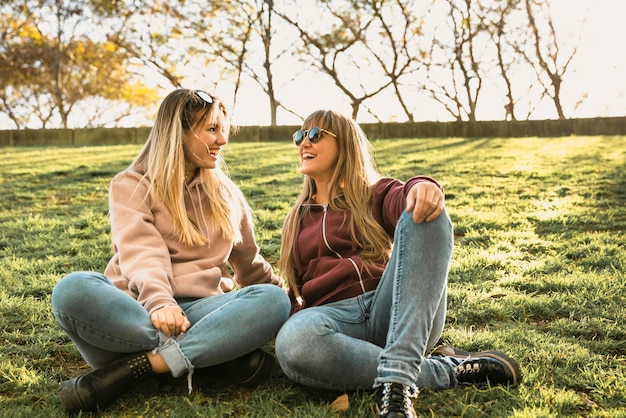 Deux femmes en plein air assis sur l'herbe