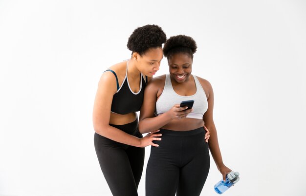 Deux femmes, regarder téléphone