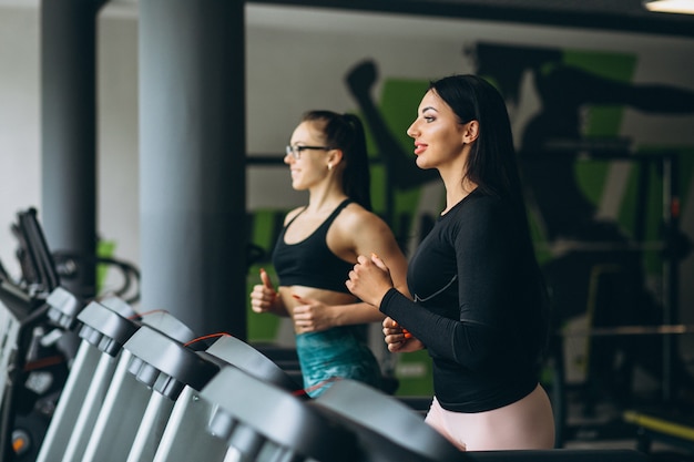 Deux femmes s'entraînant ensemble au gymnase