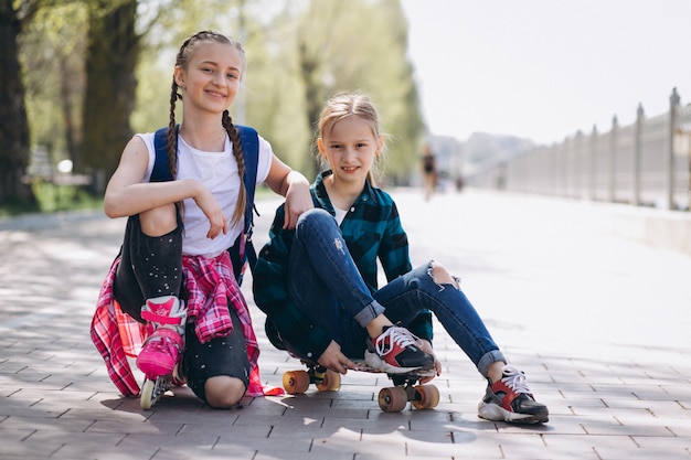 Deux filles amis patiner