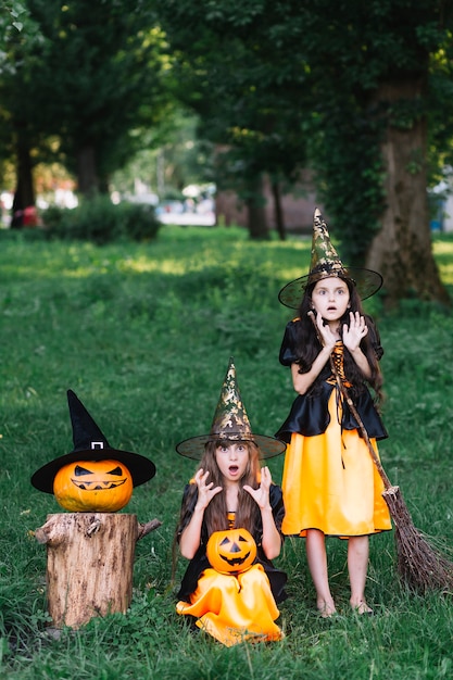 Photo gratuite deux filles en costumes de sorcière montrant la peur