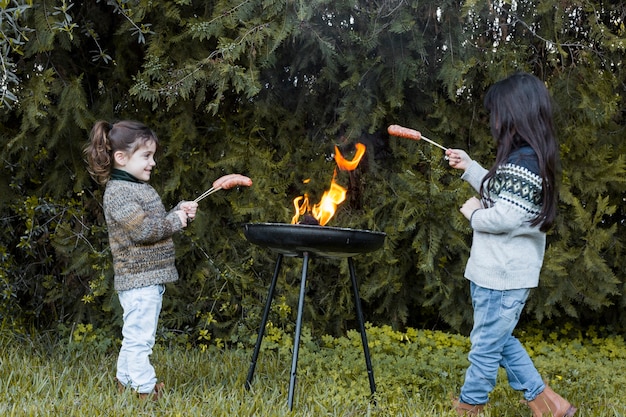 Deux, Filles, Cuisine, Saucisses, Barbecue, Dehors