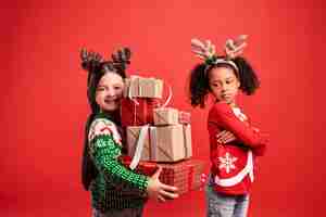 Photo gratuite deux filles dans des humeurs différentes à noël