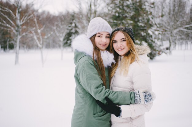 deux filles dans le parc