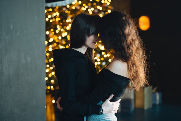 Deux filles dans les tendres étreintes de l'autre