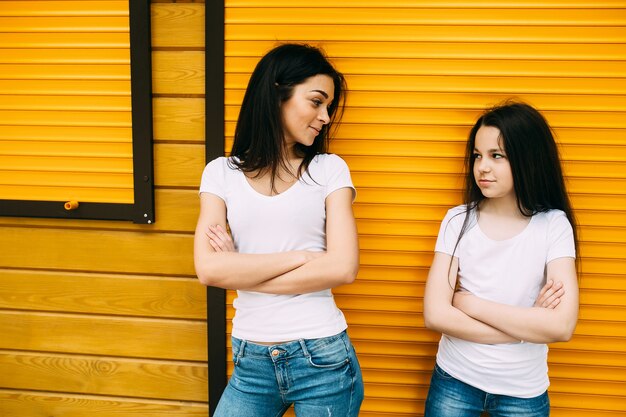 Deux filles debout tenant les bras croisés