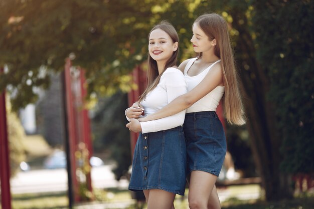 Deux filles élégantes dans un parc de printemps