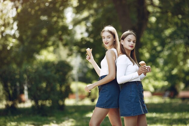 Deux filles élégantes dans un parc de printemps