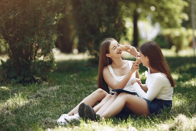 Deux filles élégantes dans un parc de printemps