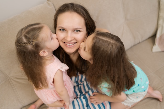 Deux filles embrassant leur maman