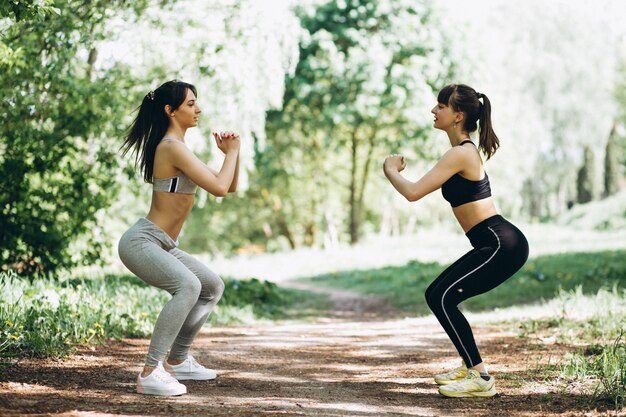 Deux filles en forme qui s&#39;étend dans le parc