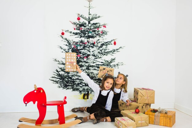 Deux filles heureuses avec des boîtes présentes