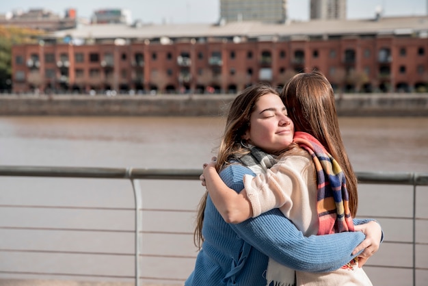 Deux filles en milieu urbain