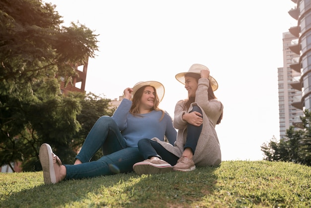 Photo gratuite deux filles en milieu urbain