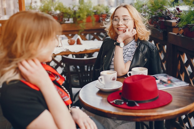 deux filles de mode dans une ville