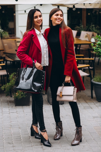 Deux filles en modèles de manteaux rouges