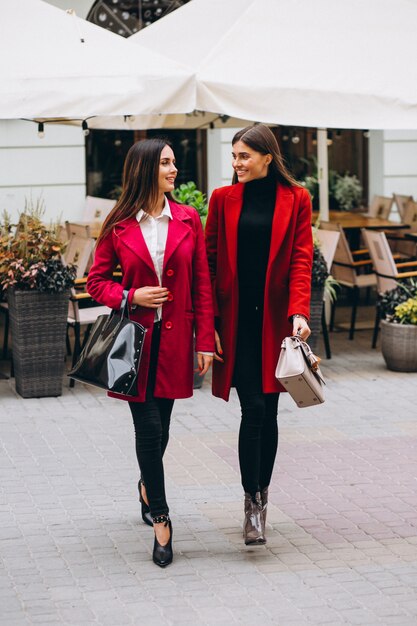 Deux filles en modèles de manteaux rouges