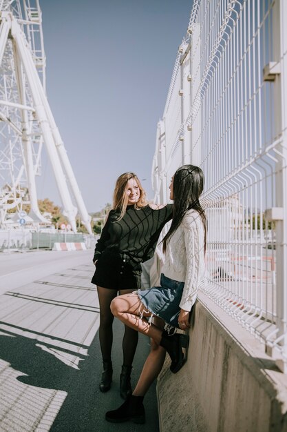 Deux filles sur le pont