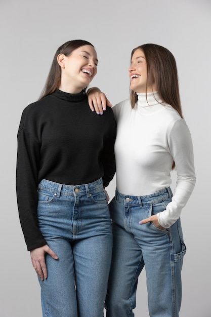 Deux filles portant un t-shirt noir et blanc posant en studio