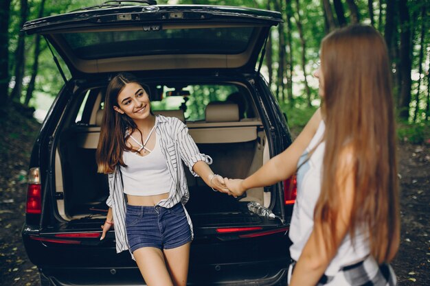 Deux filles près de voiture