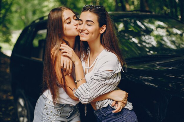 Deux filles près de voiture