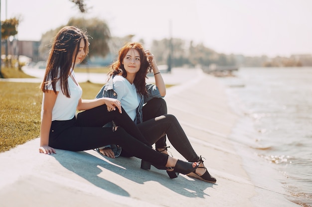 deux filles qui parlent