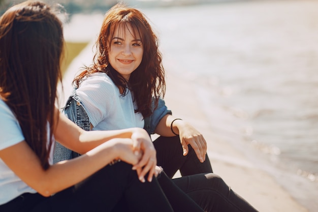 deux filles qui parlent