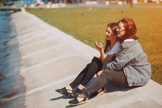 deux filles qui parlent