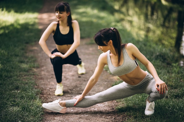 Deux filles qui s&#39;étend dans le parc