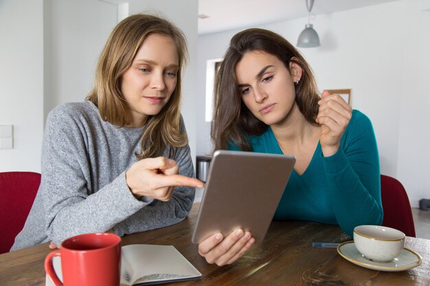 Deux, filles, regarder, présentation, sur, pc portable