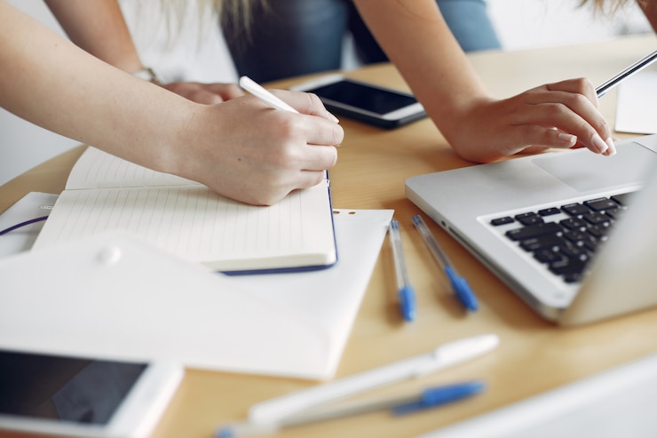 Photo gratuit deux filles en t-shirts blancs travaillant au bureau