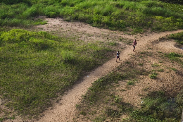 Deux garçons descendent dans la rivière